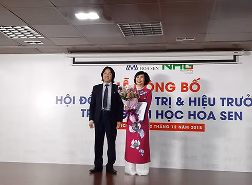 Ông Hoàng Quốc Việt trao quyết định bổ nhiệm Hiệu trưởng cho Giáo sư Mai Hồng Qùy (ảnh: P.L) Ông Hoàng Quốc Việt trao quyết định bổ nhiệm Hiệu trưởng cho Giáo sư Mai Hồng Qùy (ảnh: P.L)