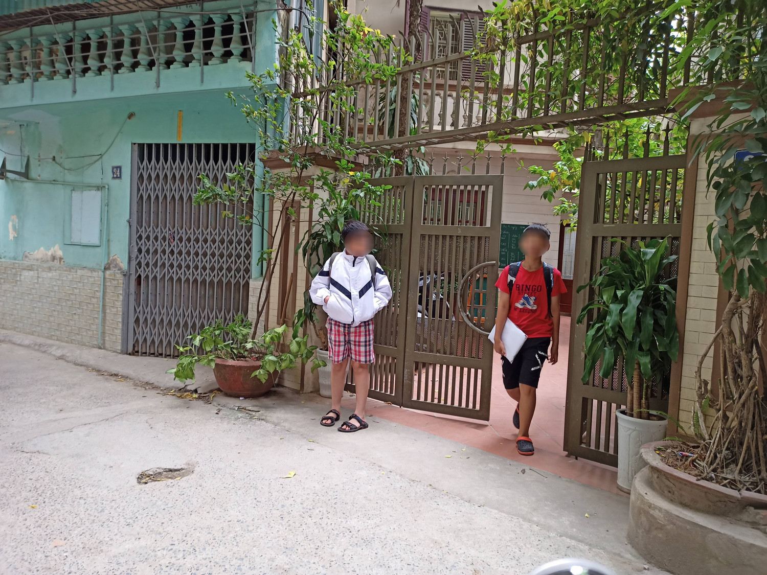 Một địa điểm tổ chức dạy thêm cho học sinh Trường Trung học cơ sở Đống Đa trong ngõ phố Lương Định Của. Ảnh: V.P. Một địa điểm tổ chức dạy thêm cho học sinh Trường Trung học cơ sở Đống Đa trong ngõ phố Lương Định Của. Ảnh: V.P.