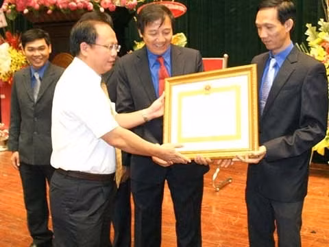 Lãnh đạo Công ty cấp nước đô thị TP.HCM nhận huân chương Lao động hạng ba - Các vị này lĩnh mức lương hàng tỷ đồng/năm.