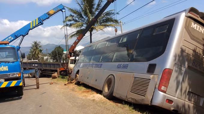 Các lực lượng đang khẩn trương cứu hộ chiếc xe khách.