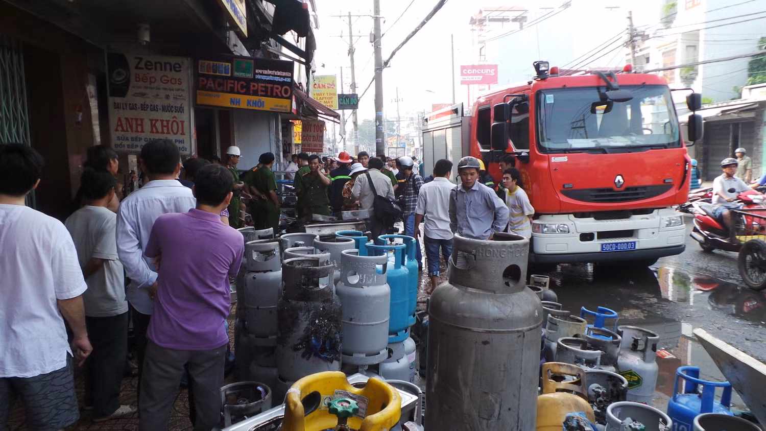 Lực lượng PCCC nhanh chóng chuyển các bình gas còn lại ra ngoài Lực lượng PCCC nhanh chóng chuyển các bình gas còn lại ra ngoài