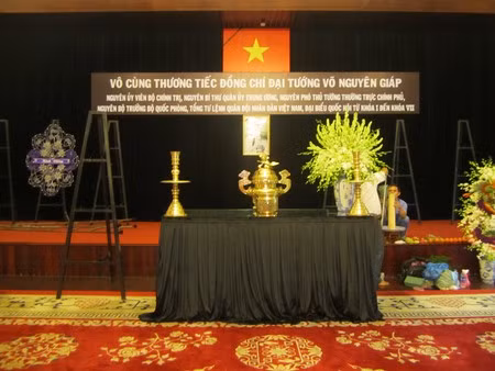 Bàn thờ Đại tướng Võ Nguyên Giáp bên trong Hội trường Thống Nhất đang gấp rút được trang hoàng nghiêm cẩn
