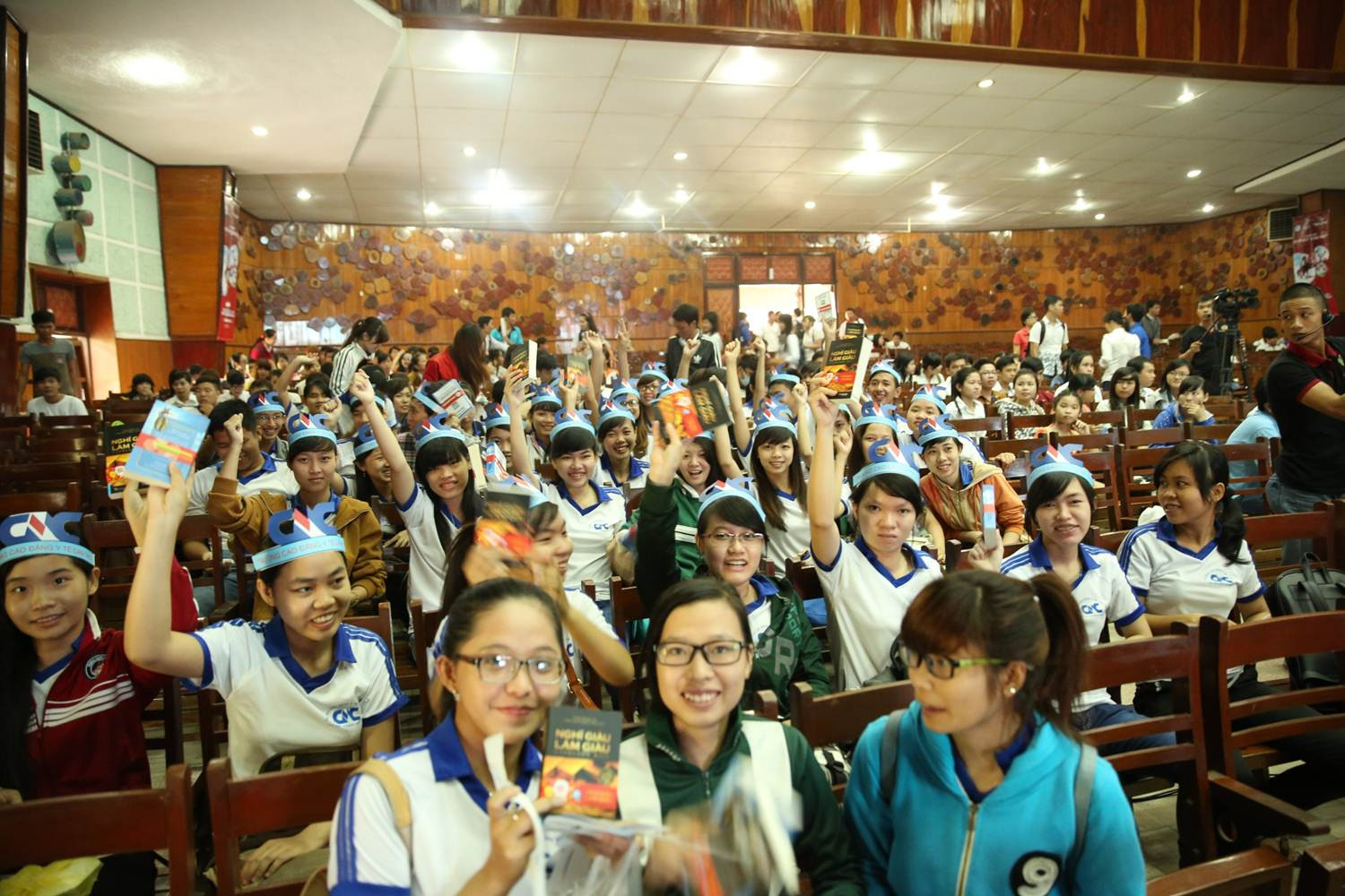 Sinh viên khu vực Đồng bằng sông Cửu Long hào hứng khi được tặng sách. Sinh viên khu vực Đồng bằng sông Cửu Long hào hứng khi được tặng sách.
