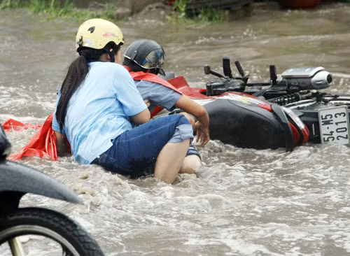 Dân khổ cho sếp công ích làm giàu.