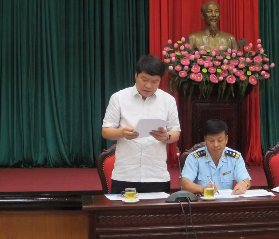 Ông Hoàng Hữu Trung, Chánh Văn phòng Sở Giáo dục và Đào tạo báo cáo tại buổi giao ban. (Ảnh: Đỗ Thơm) Ông Hoàng Hữu Trung, Chánh Văn phòng Sở Giáo dục và Đào tạo báo cáo tại buổi giao ban. (Ảnh: Đỗ Thơm)
