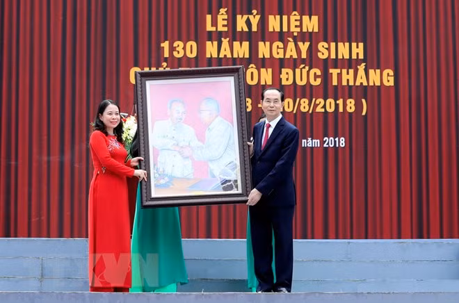 Chủ tịch nước Trần Đại Quang tặng bức tranh Bác Hồ với Bác Tôn cho Đảng bộ, chính quyền và nhân dân các dân tộc tỉnh An Giang. (Ảnh: Nhan Sáng/TTXVN)