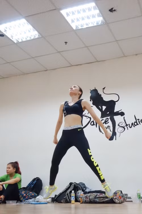 Với tinh thần và niềm say mê nghệ thuật, Mỹ Tâm đã cùng các bạn vũ công sáng tạo ra những động tác hấp dẫn cho những bài phối mới, gần như là chưa từng xuất hiện tai bất kì sân khấu hay clip ca nhạc nào của cô.