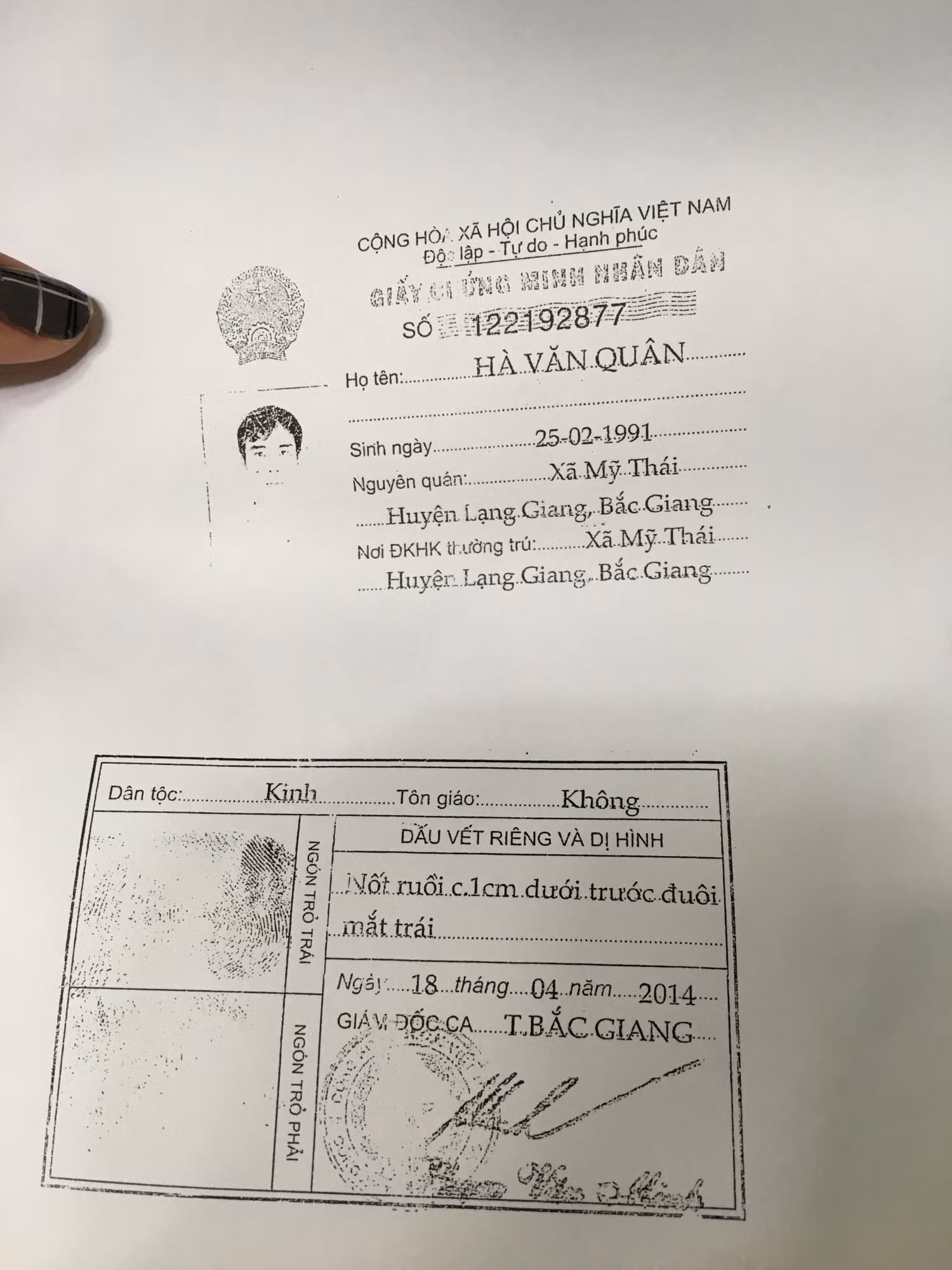Ảnh chứng minh nhân dân mà một người trong nhóm sử dụng để thuê nhà (Ảnh do chị Th. chụp lại)
