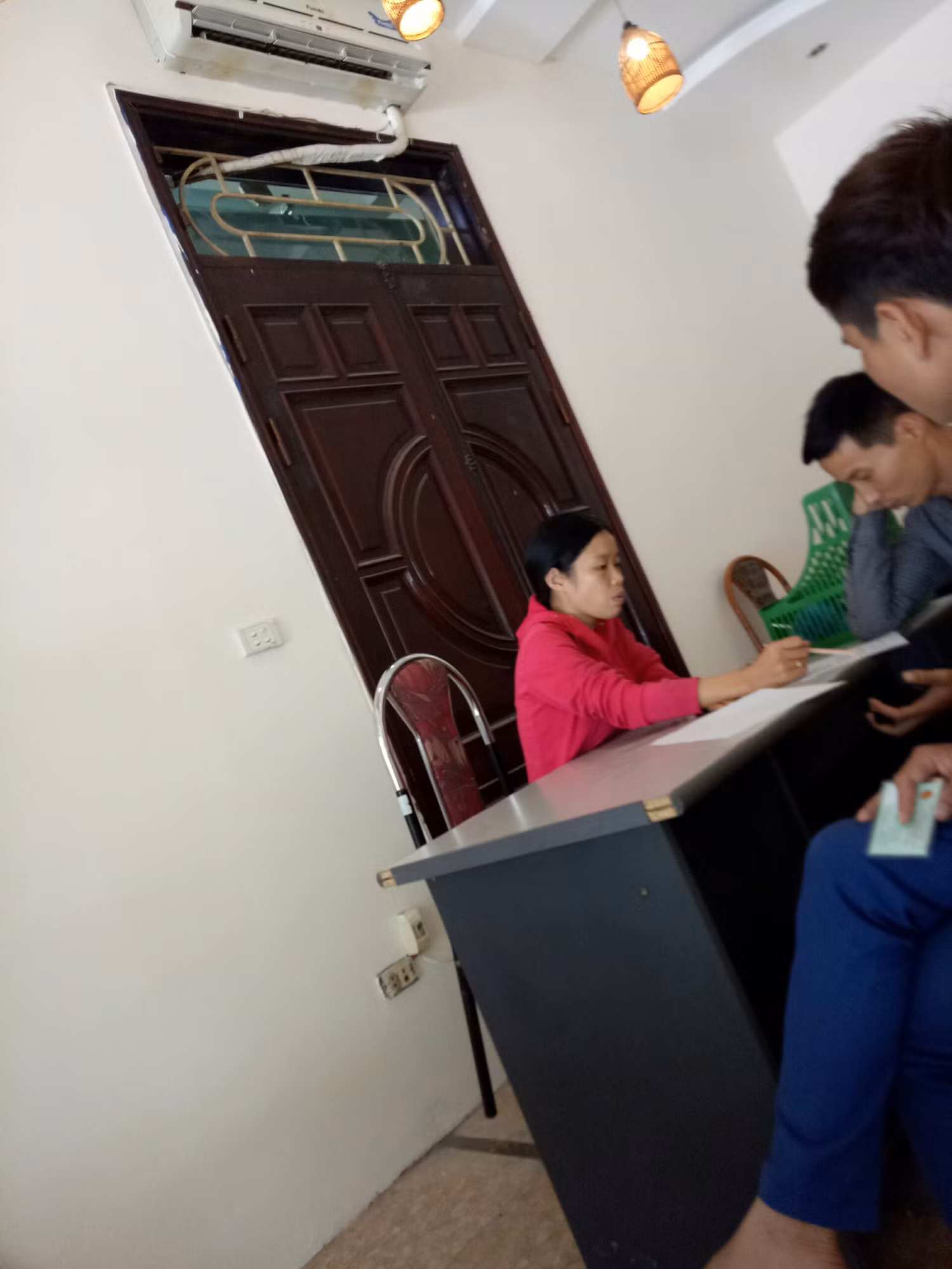 Nữ nhân viên tuyển dụng hướng dẫn người tuyển dụng nộp tiền. (Ảnh: Hữu Chí) Nữ nhân viên tuyển dụng hướng dẫn người tuyển dụng nộp tiền. (Ảnh: Hữu Chí)