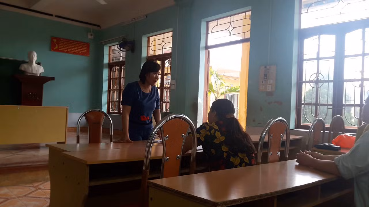 Bà Lê Thị Thu Thủy - Hiệu trưởng Trường tiểu học Đặng Cương trong buổi làm việc với phụ huynh. (Ảnh phụ huynh học sinh cung cấp). Bà Lê Thị Thu Thủy - Hiệu trưởng Trường tiểu học Đặng Cương trong buổi làm việc với phụ huynh. (Ảnh phụ huynh học sinh cung cấp).