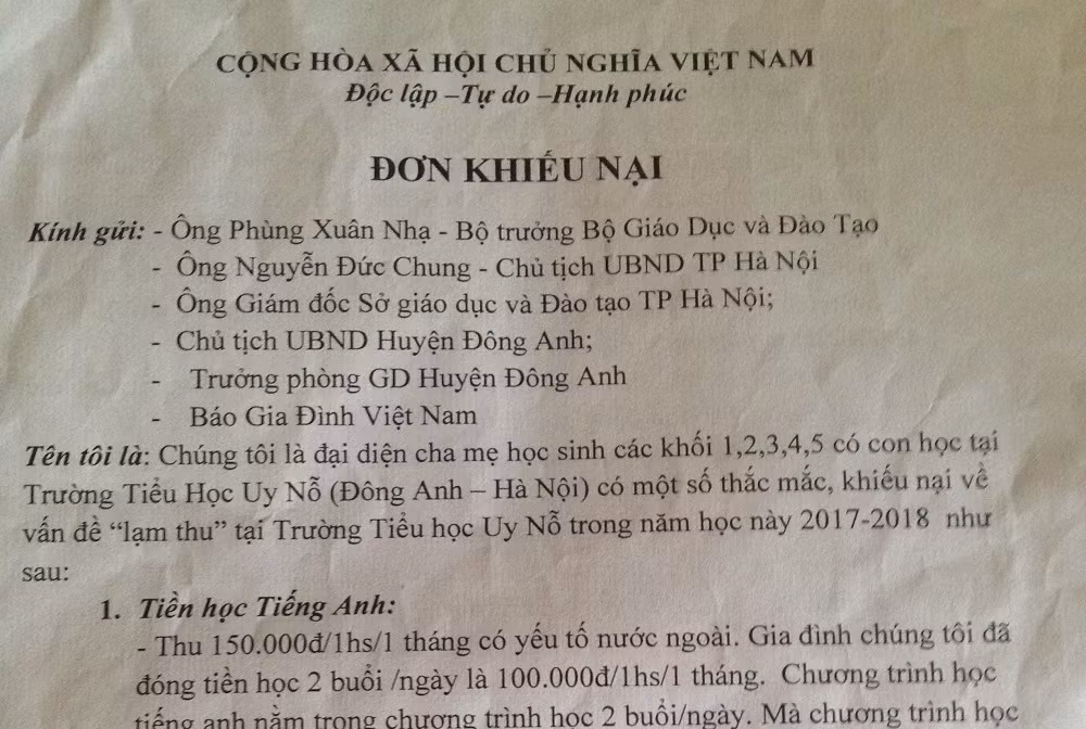 Nhiều phụ huynh bức xúc cho rằng các khoản thu của nhà trường thiếu minh bạch ( Ảnh: Trần Phương).