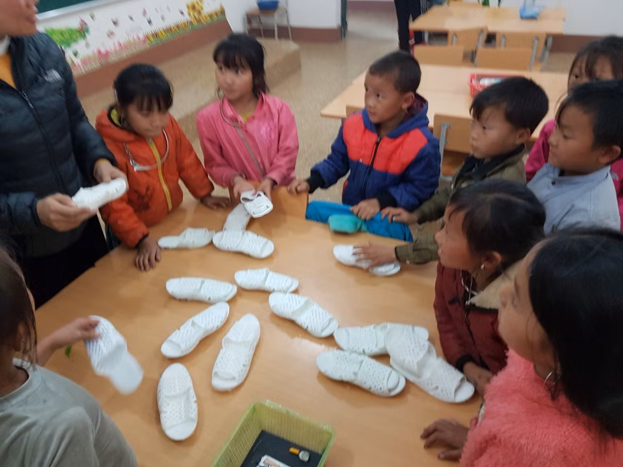 Học sinh vui vẻ đón nhận những món quà từ các nhà hảo tâm (Ảnh:giaoduc.net.vn)