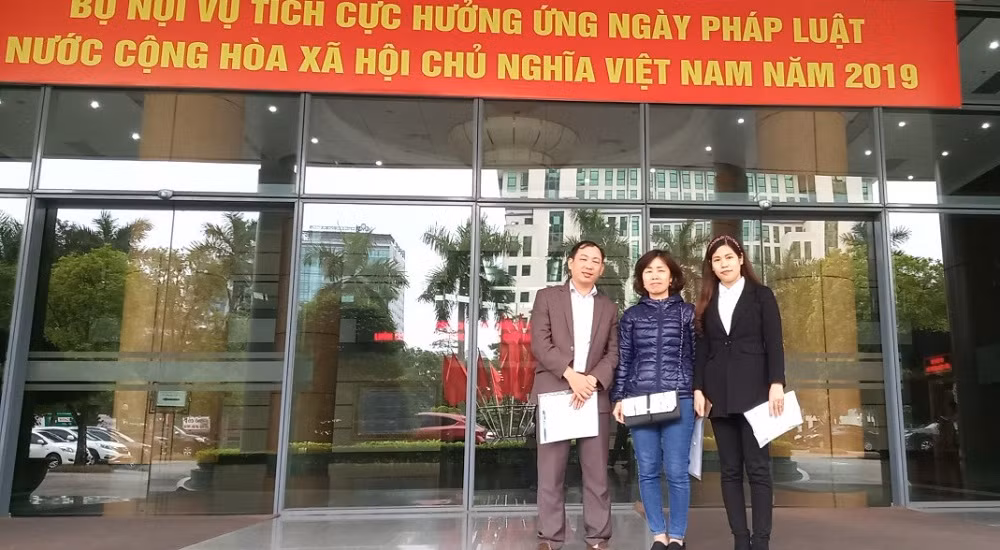 Đại diện giáo viên hợp đồng các huyện có mặt tại Bộ Nội vụ (Ảnh:V.N) Đại diện giáo viên hợp đồng các huyện có mặt tại Bộ Nội vụ (Ảnh:V.N)