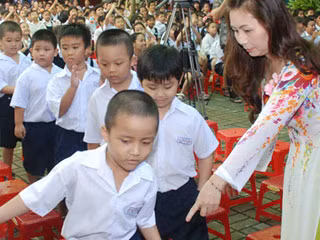 Phải cân nhắc khi cho con em mình học trước tuổi. Trong ảnh: Học sinh lớp 1 Trường Tiểu học Võ Trường Toản, quận 10 - TPHCM. Ảnh: Tấn Thạnh.