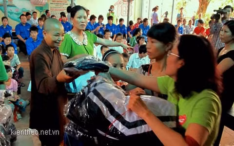 Lớp học tình thương trong buổi khai giảng.
