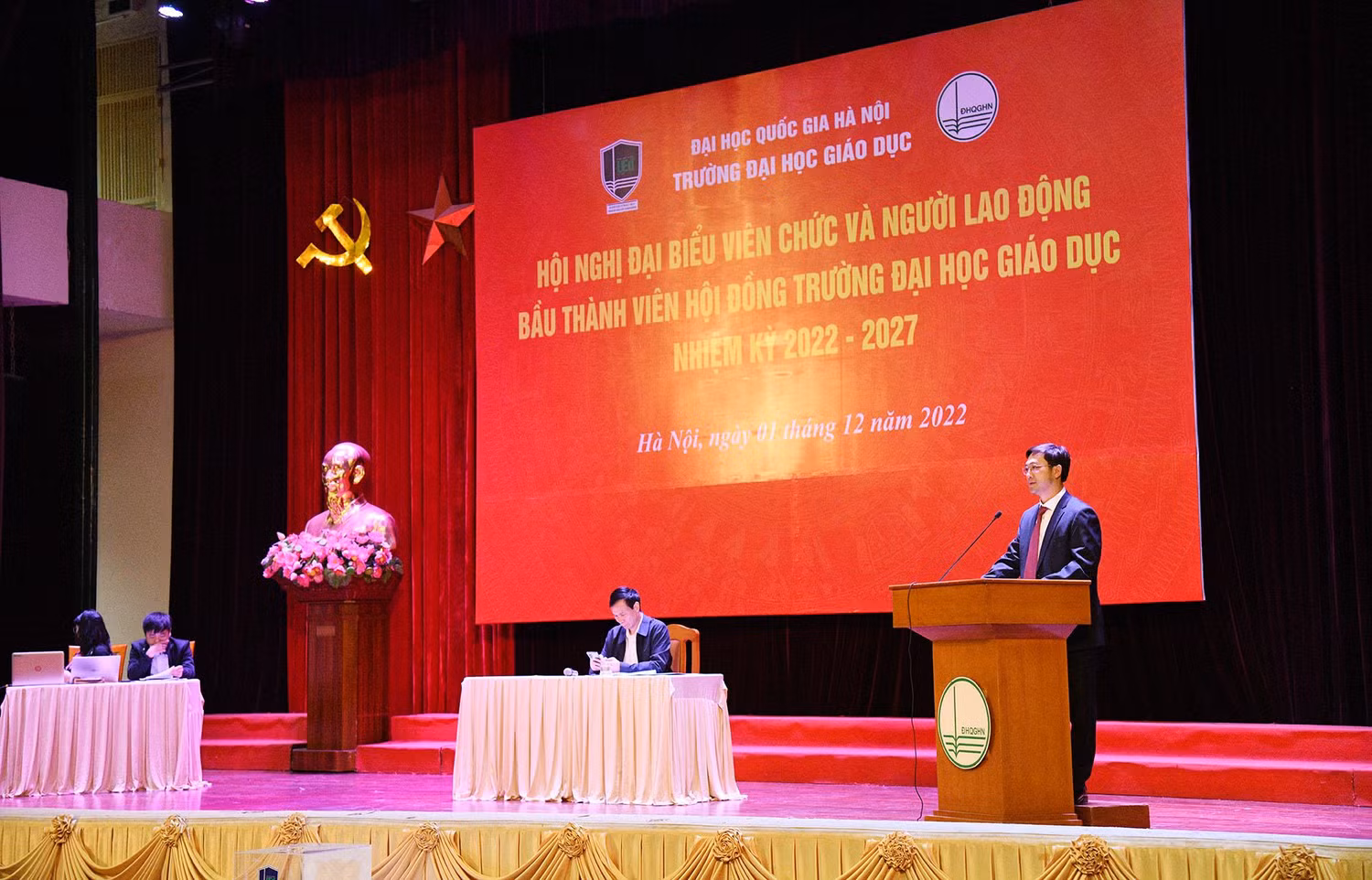 PGS.TS. Phạm Văn Thuần - Phó Hiệu trưởng đã trình bày báo cáo Đề án thành lập Hội đồng Trường Đại học Giáo dục nhiệm kỳ 2022-2027.