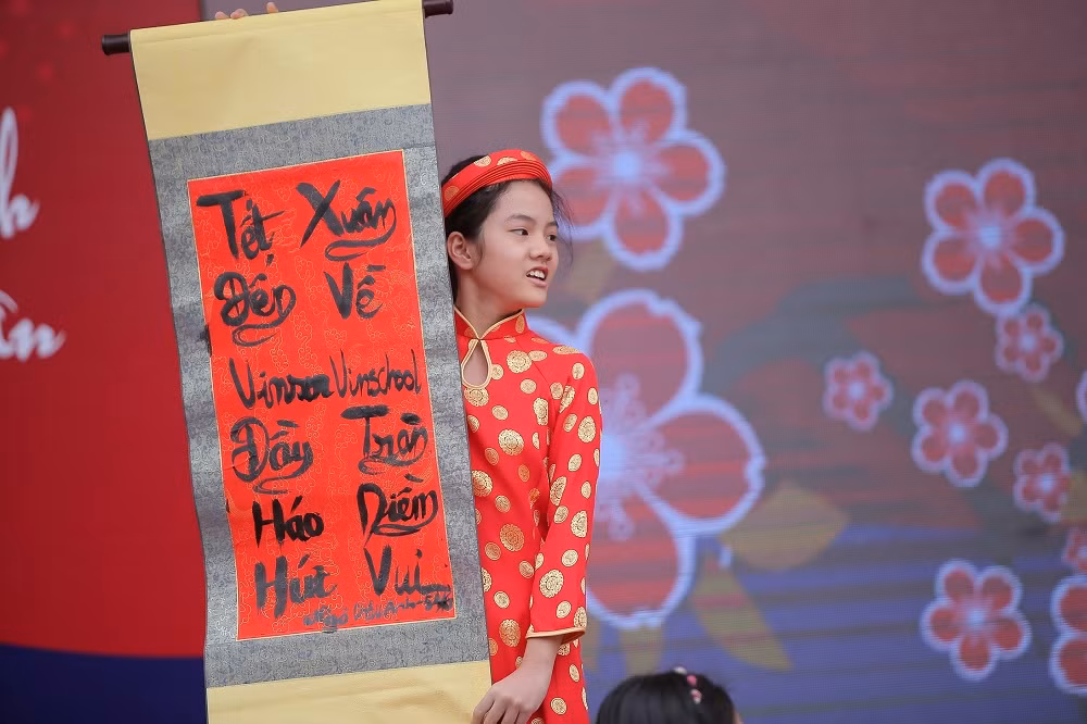 Viết lên tấm giấy điều đỏ những câu đối chào Xuân 2017, các em học sinh đã gửi gắm những lời chúc năm mới ấm áp, hạnh phúc đến mọi người. Viết lên tấm giấy điều đỏ những câu đối chào Xuân 2017, các em học sinh đã gửi gắm những lời chúc năm mới ấm áp, hạnh phúc đến mọi người.