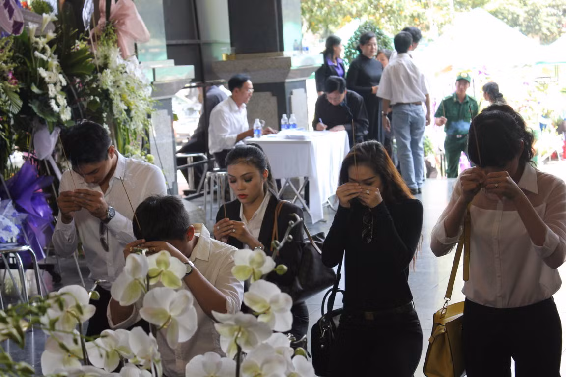 Cùng đông đảo nghệ sĩ, diễn viên đến viếng nhà văn Nguyễn Quang Sáng trong ngày 15/2