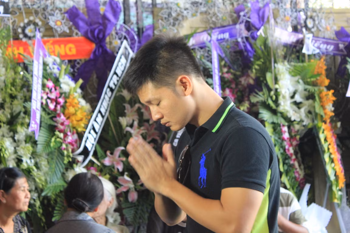 Cũng trong sáng 15/2, ca sĩ Đức Tuấn cùng bạn bè đã đến viếng nhà văn tại Nhà tang lễ TP.HCM