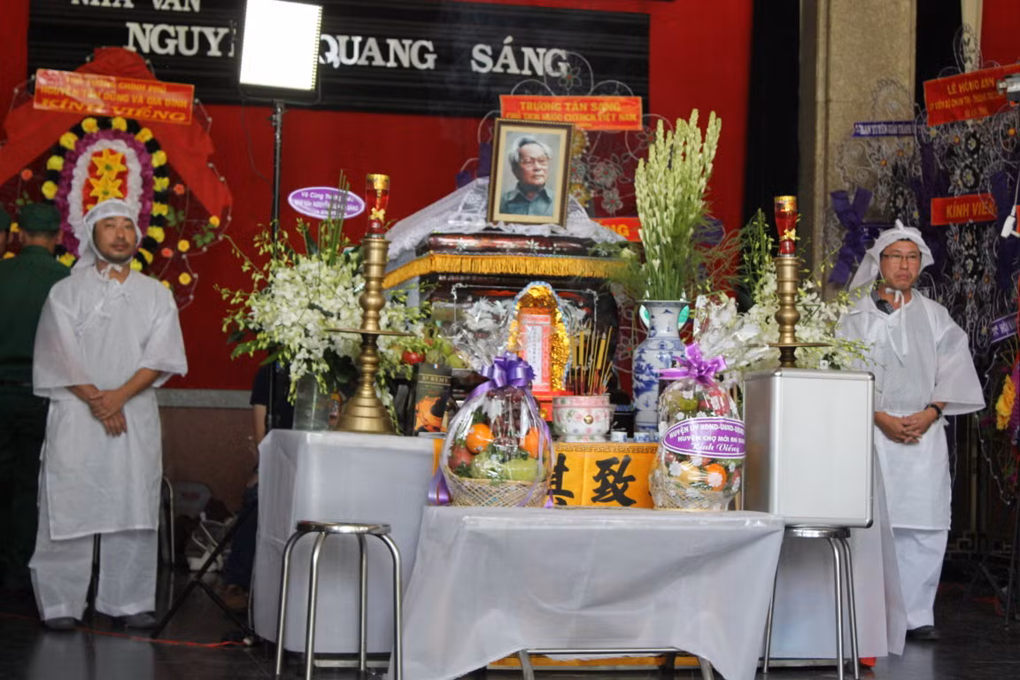 Ngày 14/2, linh cữu nhà văn Nguyễn Quang Sáng được đưa từ nhà riêng về Nhà tang lễ TP.HCM. Đông đảo thân hữu và người hâm mộ gần xa đã đến viếng. Trong ảnh là hai người con trai của nhà văn luôn túc trực bên linh cửu cha