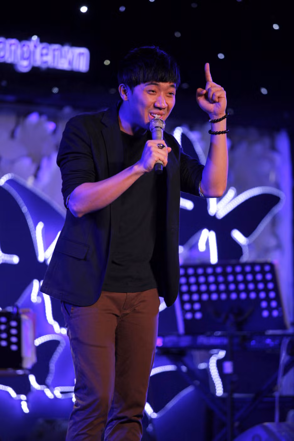 MC Trấn Thành gây bất ngờ cho khán giả khi anh thể hiện Lại gần hôn anh và ca khúc nhạc ngoại Can take my eyes off you.