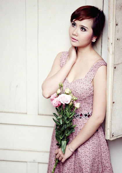 3. Huyền Lizze - cô hot girl Hà thành với một bước tiến cực xa Nổi tiếng trong vai trò của một người mẫu ảnh, cùng với phong cách dễ thương, trong sáng nên Huyền Lizze đã lọt vào "mắt xanh" của khá nhiều đạo diễn phim truyền hình. Chị ấy đã được mời thủ vai chính trong hai bộ phim "Lời thú tội của Eva" và "Những phóng viên vui nhộn". 3. Huyền Lizze - cô hot girl Hà thành với một bước tiến cực xa Nổi tiếng trong vai trò của một người mẫu ảnh, cùng với phong cách dễ thương, trong sáng nên Huyền Lizze đã lọt vào "mắt xanh" của khá nhiều đạo diễn phim truyền hình. Chị ấy đã được mời thủ vai chính trong hai bộ phim "Lời thú tội của Eva" và "Những phóng viên vui nhộn".
