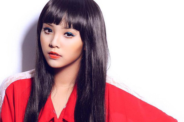 4. Bảo Trân - hot girl "nhí" nay đã trưởng thành Từ một "cô dâu 12 tuổi", nay Bảo Trân đã dần khẳng định bản thân mình trên con đường người mẫu chuyên nghiệp bằng các show thời trang lớn, xuất hiện cùng sân khấu với hàng loạt người nổi tiếng. Tuy còn rất nhỏ tuổi so với những chị hot girl, người mẫu khác, nhưng Bảo Trân luôn là cái tên được mọi người quan tâm hơn cả dù xuất hiện ở bất cứ show trình diễn nào. 4. Bảo Trân - hot girl "nhí" nay đã trưởng thành Từ một "cô dâu 12 tuổi", nay Bảo Trân đã dần khẳng định bản thân mình trên con đường người mẫu chuyên nghiệp bằng các show thời trang lớn, xuất hiện cùng sân khấu với hàng loạt người nổi tiếng. Tuy còn rất nhỏ tuổi so với những chị hot girl, người mẫu khác, nhưng Bảo Trân luôn là cái tên được mọi người quan tâm hơn cả dù xuất hiện ở bất cứ show trình diễn nào.