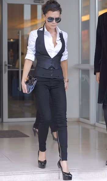 Nhưng vì sao lại là câu chuyện mang tên những đôi giày của Victoria Beckham? Vì nó gắn bó với cô mọi lúc, mọi nơi theo từng giai đoạn. Từ khi còn trẻ, đến lúc là mẹ của 4 quý tử, lúc mang bầu, sau khi sinh... Từ lúc đi mua sắm, đi dạo, làm việc, hay là trên thảm đỏ... Nhưng vì sao lại là câu chuyện mang tên những đôi giày của Victoria Beckham? Vì nó gắn bó với cô mọi lúc, mọi nơi theo từng giai đoạn. Từ khi còn trẻ, đến lúc là mẹ của 4 quý tử, lúc mang bầu, sau khi sinh... Từ lúc đi mua sắm, đi dạo, làm việc, hay là trên thảm đỏ...