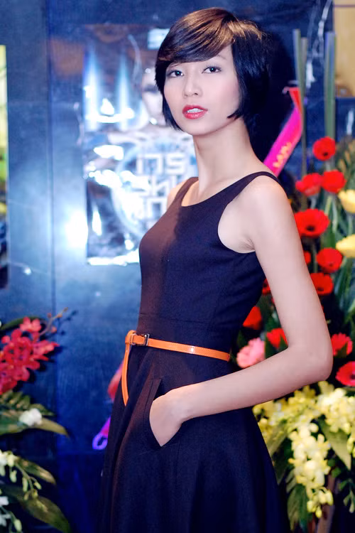 Phương Mai thật cá tính khi kết hợp váy ngắn cùng đôi bốt cổ cao tới tận ngang đùi. Cô nàng tự tin khoe dáng bên siêu mẫu Thúy Hương và bạn bè. Khác với bạn bè, Thúy Hương không mấy chuyên tâm với các hoạt động người mẫu sau khi đăng quang tại cuộc thi "Siêu mẫu". Cô thích tham gia các hoạt động tình nguyện hơn. Hiện tại, Thúy Hương đang là người điều hành cuộc thi "Ngôi sao nhí" dành cho các em bé. Thời gian vừa rồi , Hoa hậu biển Vân Anh gần như vắng bóng tại các sự kiện. Hiện tại, cô đã chuyển sang làm marketing cho một nhãn rượu chứ không mấy mặn mà với các hoạt động giải trí. Xuất hiện trong bữa tiệc tối qua, Vân Anh nổi bật cùng chiếc váy vàng khoe tấm lưng trần thon thả. Cô "dính chặt" cùng diễn viên Quỳnh Hoa như hình với bóng. Hot girl Hà thành Huyền Lizzie ăn vận khá đơn giản khi góp mặt trong bữa tiệc này. Diễn viên Minh Hà có mặt khá muộn nhưng cô nhanh chóng hòa vào cuộc vui cùng bạn bè. Phương Mai khoe chân dài giữa mùa đông Hà Nội