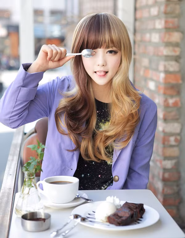 Không còn gì gợi cảm hơn mái tóc hai màu gợn sóng này!