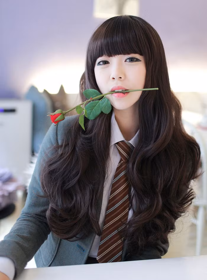 Một cô nàng với mái tóc xoăn dài màu đen truyền thống, không hề nhàm chán mà lại rất xinh đẹp !