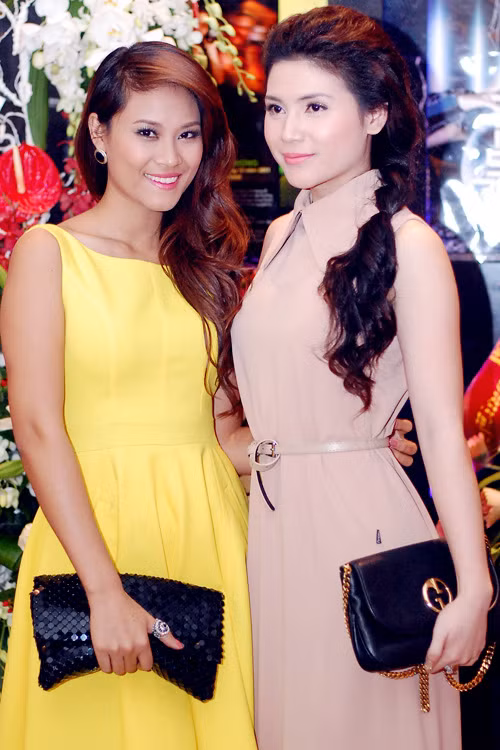 Phương Mai thật cá tính khi kết hợp váy ngắn cùng đôi bốt cổ cao tới tận ngang đùi. Cô nàng tự tin khoe dáng bên siêu mẫu Thúy Hương và bạn bè. Khác với bạn bè, Thúy Hương không mấy chuyên tâm với các hoạt động người mẫu sau khi đăng quang tại cuộc thi "Siêu mẫu". Cô thích tham gia các hoạt động tình nguyện hơn. Hiện tại, Thúy Hương đang là người điều hành cuộc thi "Ngôi sao nhí" dành cho các em bé. Thời gian vừa rồi , Hoa hậu biển Vân Anh gần như vắng bóng tại các sự kiện. Hiện tại, cô đã chuyển sang làm marketing cho một nhãn rượu chứ không mấy mặn mà với các hoạt động giải trí. Xuất hiện trong bữa tiệc tối qua, Vân Anh nổi bật cùng chiếc váy vàng khoe tấm lưng trần thon thả. Cô "dính chặt" cùng diễn viên Quỳnh Hoa như hình với bóng. Hot girl Hà thành Huyền Lizzie ăn vận khá đơn giản khi góp mặt trong bữa tiệc này. Diễn viên Minh Hà có mặt khá muộn nhưng cô nhanh chóng hòa vào cuộc vui cùng bạn bè. Phương Mai khoe chân dài giữa mùa đông Hà Nội