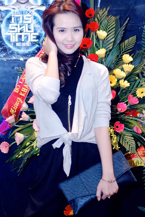 Phương Mai thật cá tính khi kết hợp váy ngắn cùng đôi bốt cổ cao tới tận ngang đùi. Cô nàng tự tin khoe dáng bên siêu mẫu Thúy Hương và bạn bè. Khác với bạn bè, Thúy Hương không mấy chuyên tâm với các hoạt động người mẫu sau khi đăng quang tại cuộc thi "Siêu mẫu". Cô thích tham gia các hoạt động tình nguyện hơn. Hiện tại, Thúy Hương đang là người điều hành cuộc thi "Ngôi sao nhí" dành cho các em bé. Thời gian vừa rồi , Hoa hậu biển Vân Anh gần như vắng bóng tại các sự kiện. Hiện tại, cô đã chuyển sang làm marketing cho một nhãn rượu chứ không mấy mặn mà với các hoạt động giải trí. Xuất hiện trong bữa tiệc tối qua, Vân Anh nổi bật cùng chiếc váy vàng khoe tấm lưng trần thon thả. Cô "dính chặt" cùng diễn viên Quỳnh Hoa như hình với bóng. Hot girl Hà thành Huyền Lizzie ăn vận khá đơn giản khi góp mặt trong bữa tiệc này. Diễn viên Minh Hà có mặt khá muộn nhưng cô nhanh chóng hòa vào cuộc vui cùng bạn bè. Phương Mai khoe chân dài giữa mùa đông Hà Nội