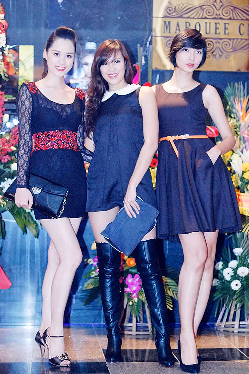 Phương Mai thật cá tính khi kết hợp váy ngắn cùng đôi bốt cổ cao tới tận ngang đùi. Cô nàng tự tin khoe dáng bên siêu mẫu Thúy Hương và bạn bè. Khác với bạn bè, Thúy Hương không mấy chuyên tâm với các hoạt động người mẫu sau khi đăng quang tại cuộc thi "Siêu mẫu". Cô thích tham gia các hoạt động tình nguyện hơn. Hiện tại, Thúy Hương đang là người điều hành cuộc thi "Ngôi sao nhí" dành cho các em bé. Thời gian vừa rồi , Hoa hậu biển Vân Anh gần như vắng bóng tại các sự kiện. Hiện tại, cô đã chuyển sang làm marketing cho một nhãn rượu chứ không mấy mặn mà với các hoạt động giải trí. Xuất hiện trong bữa tiệc tối qua, Vân Anh nổi bật cùng chiếc váy vàng khoe tấm lưng trần thon thả. Cô "dính chặt" cùng diễn viên Quỳnh Hoa như hình với bóng. Hot girl Hà thành Huyền Lizzie ăn vận khá đơn giản khi góp mặt trong bữa tiệc này. Diễn viên Minh Hà có mặt khá muộn nhưng cô nhanh chóng hòa vào cuộc vui cùng bạn bè. Phương Mai khoe chân dài giữa mùa đông Hà Nội