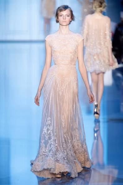 Trông không giống một chiếc váy cưới nhưng thiết kế này của hãng Elie Saab đã khiến các cô dâu mê mẩn.