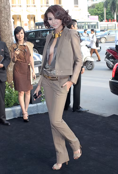 Vừa bước xuống xe Limousine tới dự lễ khai trương một thương hiệu thời trang tại Hà Nội chiều 9/9, siêu mẫu Thanh Hằng ngay lập tức gây chú ý với bộ trang phục khoe vòng 1 gợi cảm. Chân dài trở thành tâm điểm của các ống kính. Nguồn: Ngoisao Vừa bước xuống xe Limousine tới dự lễ khai trương một thương hiệu thời trang tại Hà Nội chiều 9/9, siêu mẫu Thanh Hằng ngay lập tức gây chú ý với bộ trang phục khoe vòng 1 gợi cảm. Chân dài trở thành tâm điểm của các ống kính. Nguồn: Ngoisao