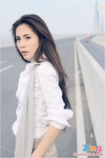 Không phải lúc nào sexy cũng là đẹp. Thủy Tiên cực giản dị nhưng rất tinh tế khi lựa chọn trang phục này để quay MV "Chợt là nỗi đau" Nguồn: Zing Không phải lúc nào sexy cũng là đẹp. Thủy Tiên cực giản dị nhưng rất tinh tế khi lựa chọn trang phục này để quay MV "Chợt là nỗi đau" Nguồn: Zing