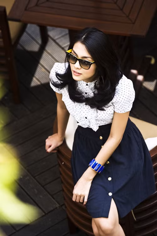 Thỉnh thoảng cô cũng diện cho mình những chiếc váy có họa tiết xinh xắn để xoe vẻ nữ tính. Nguồn: Eva Thỉnh thoảng cô cũng diện cho mình những chiếc váy có họa tiết xinh xắn để xoe vẻ nữ tính. Nguồn: Eva