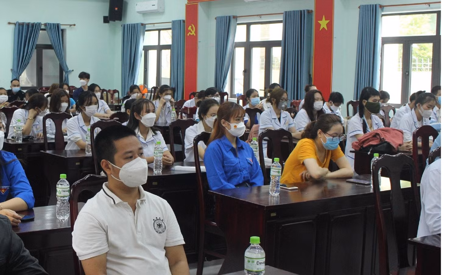 Hơn 50 sinh viên Y khoa được "chi viện" về các trạm y tế lưu động. Ảnh: HA Hơn 50 sinh viên Y khoa được "chi viện" về các trạm y tế lưu động. Ảnh: HA
