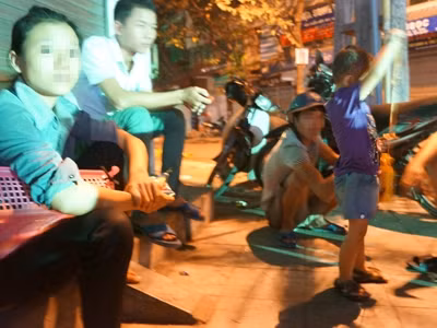 Nam thanh niên áo trắng thuộc đường dây cái bang. Nam thanh niên áo trắng thuộc đường dây cái bang.