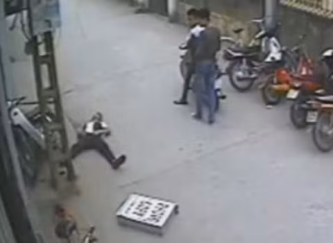 Nam thanh niên đâm xe thẳng vào cột điện sau pha "biểu diễn". Nam thanh niên đâm xe thẳng vào cột điện sau pha "biểu diễn".
