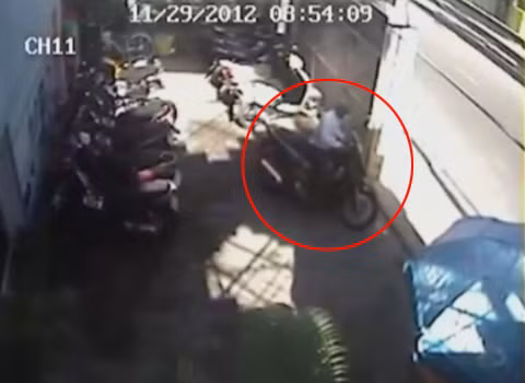 Bằng những thao tác cực kỳ chuyên nghiệp, tên trộm chỉ mất 3s để bẻ khóa và lên xe phóng vù đi.