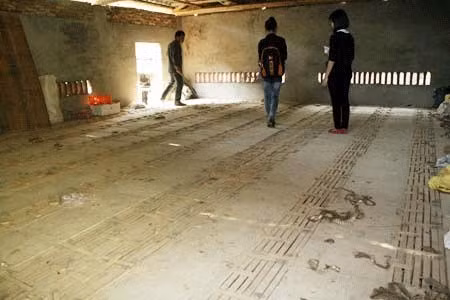 Gia đình anh Trần Trọng Thuận là một trong những hộ gia đình nuôi nhiều nhất ở địa phương, với hơn 400 con rắn hổ mang bành. Gia đình anh Trần Trọng Thuận là một trong những hộ gia đình nuôi nhiều nhất ở địa phương, với hơn 400 con rắn hổ mang bành.