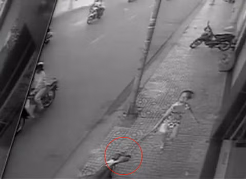 Giật phăng túi xách và cô gái giằng túi lại...