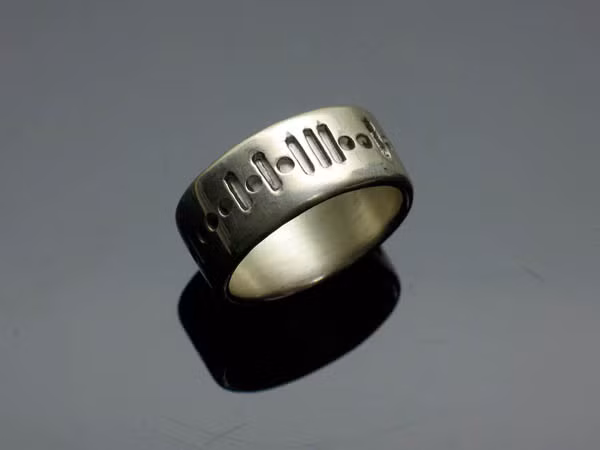 9.Nhẫn Nerd Love ASKII Binary Ring hợp thời trang Nếu máy tính là vật bất ly thân của bạn thì chiếc nhẫn Nerd Love ASKII Binary Ring là một sự lựa chọn hoàn hảo. Được chế tác từ bạc rất sang trọng, chiếc nhẫn này đủ hợp thời trang để đeo lên ngón tay xinh của các chị em, những người không thường xuyên bên cạnh máy tính vì nó . Người chế tác ra đã dùng cưa chuyên dụng để tạo ra họa tiết liền mạch và chi tiết trên chiếc nhẫn này.