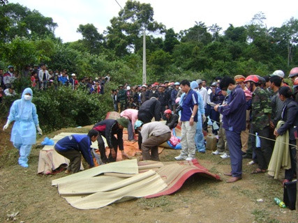 Vụ tai nạn lật xe gỗ đã làm 10 người chét và 6 người bị thương có sự có mặt của một cán bộ kiểm lâm