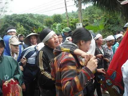 Nỗi đau của những người vợ, người mẹ trong ngày tiễn đưa người thân về với đất mẹ