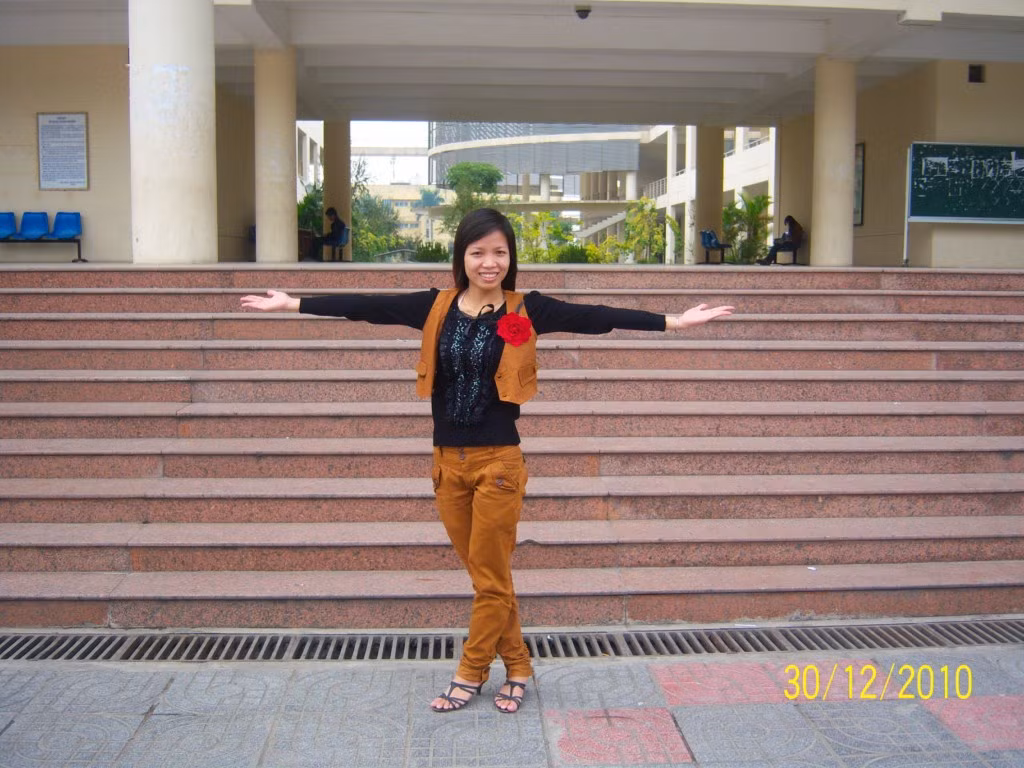 Theo nhận xét của bạn bè, Hương là một cô gái khá nghịch ngợm nhưng cũng hay mít ướt, có khả năng lãnh đạo.
