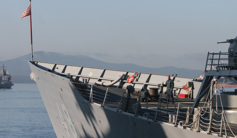USS Vandegrift có lượng giãn nước 4.100 tấn, dài 138 m, mớn nước 14,32 m, tốc độ tối đa 30 hải lý/h. Thủy thủ đoàn gồm 15 sĩ quan và 186 lính.