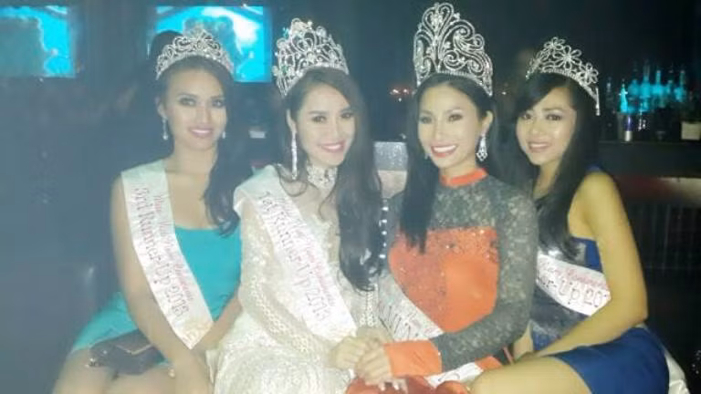Quế Vân cùng một số thí sinh khác trong cuộc thi Hoa Hậu người Việt thế giới 2013